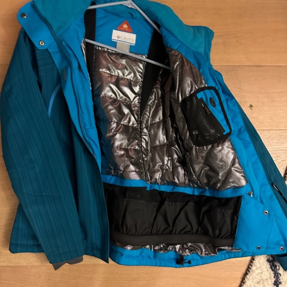 A Gorgeous Ski Jacket by Columbia M WITH mini-heat - Picture 6 of 6